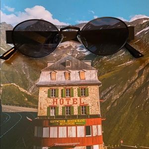 Carolina Lemke Kim Kardashian West black frame